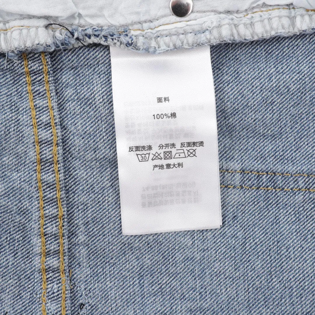P210 Top version (light blue and black leather) Top version Chrome Hearts jeans with leather blue denim. It is known that chromehearts jeans will use vintage Levis jeans as the base plate for creation. They usually add their own unique silver buckles and silver ornaments, plus leather embellishments. This is what doubles the value of these vintage jeans, because the base plate is Vintage jeans, jeans themselves have become very soft and comfortable after years of baptism. This can be distinguished from ordinary jeans. Regarding the size, you should also refer to the pants data. Style number: 1250# Color: light blue black leather Size: 28 30 32 34 28 Waist 86 Hips 100 Pants length 102 30 Waist 90 Hips 104 Pants length 104 32 Waist 94 Hips 108, pants length 106 34, waist 98, hips 112, pants length 110